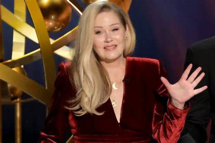 2024 Emmys Christina Applegate Gets Standing Ovation, Makes Cry