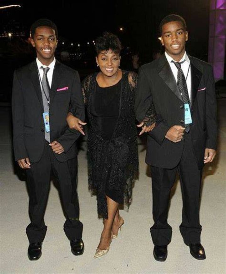 Anita Baker & sons Black celebrities, Celebrity families, Celebrity moms