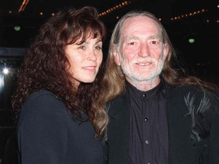 Annie D'Angelori buruz jakin behar duzun guztia Willie Nelson