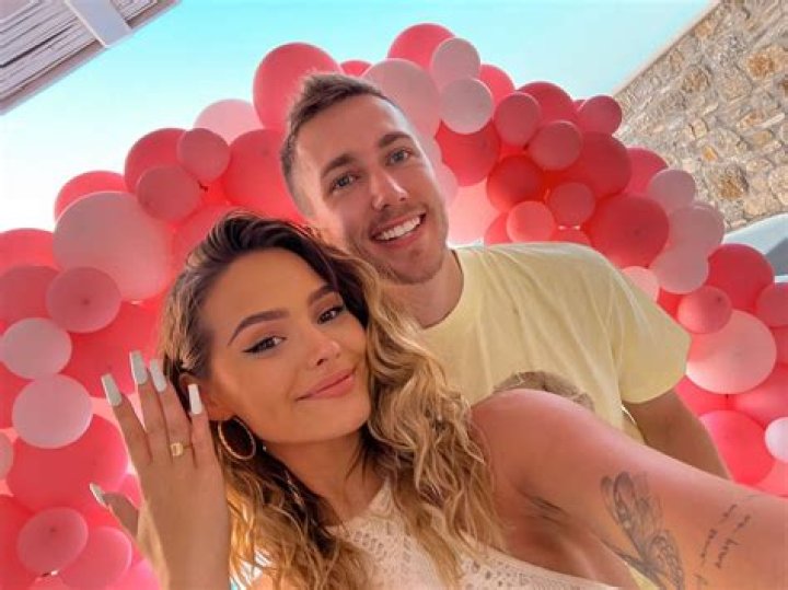 Are Miniminter and Talia still together?