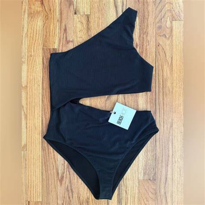 Beach Riot Celine One Piece Swim Suit in Black worn by Anamaria Goltes