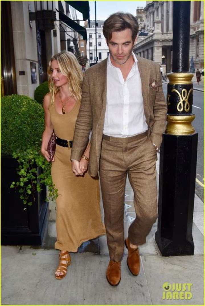 Chris Pine, Annabelle Wallis Going Strong, Walk in New York