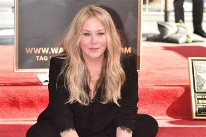 Christina Applegate Makes First Public Look With MS Analysis CNNislands