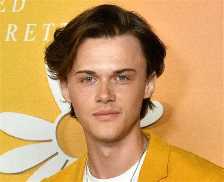 Christopher Briney Age, Height, Movies, Net Worth, Girlfriend, Parents