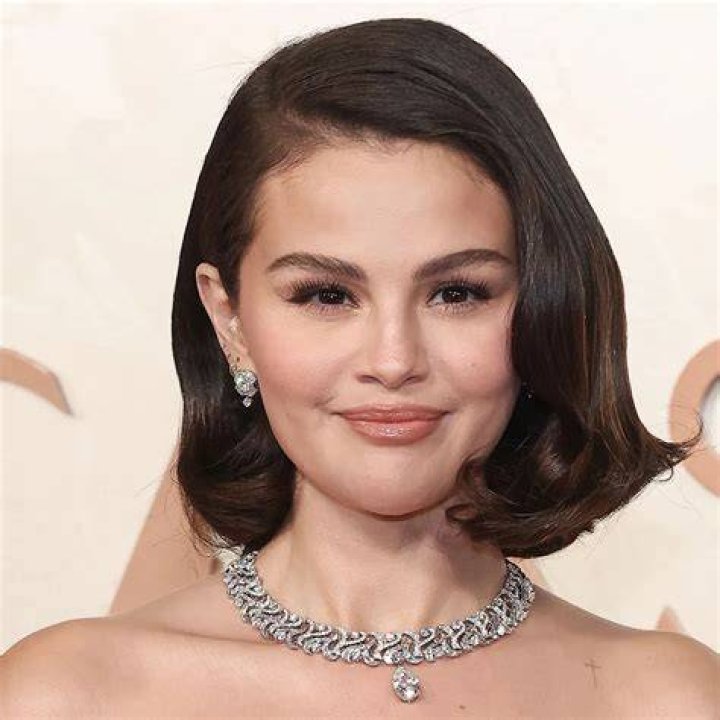 Compare Selena Gomez's height, weight, body measurements with other celebs