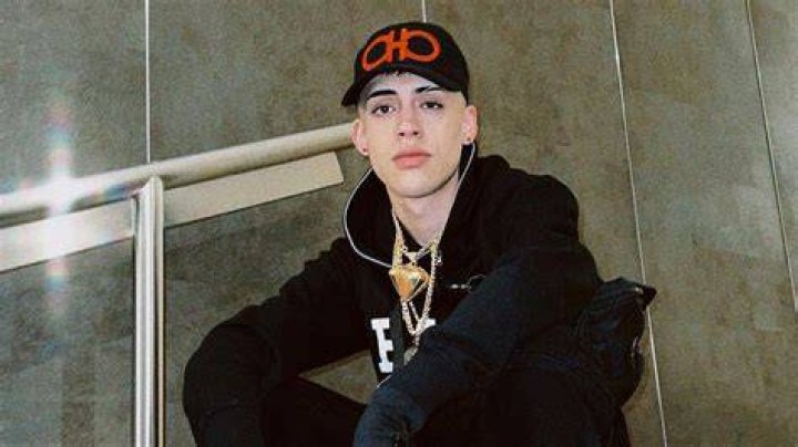 Cris MJ denunciado por mostrar arma de fuego Las altas penas que