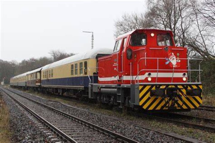 Die Max 80 der Bahnen der Stadt Moheim GmbH steht Lz vor einem Signal