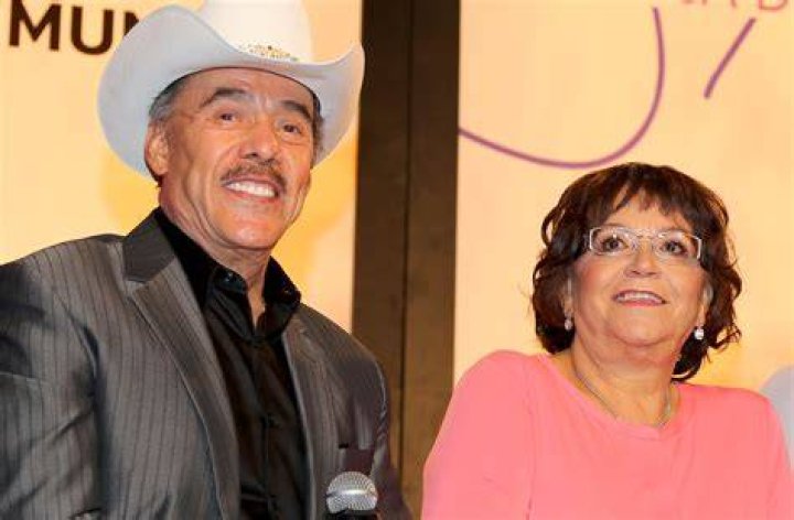 Don Pedro Rivera, padre de Jenni Rivera, se cas&oacute; con su asistente La