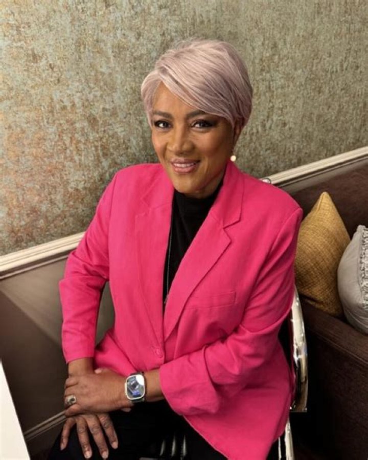 Donna Brazile's electionnight makeover has social media buzzing