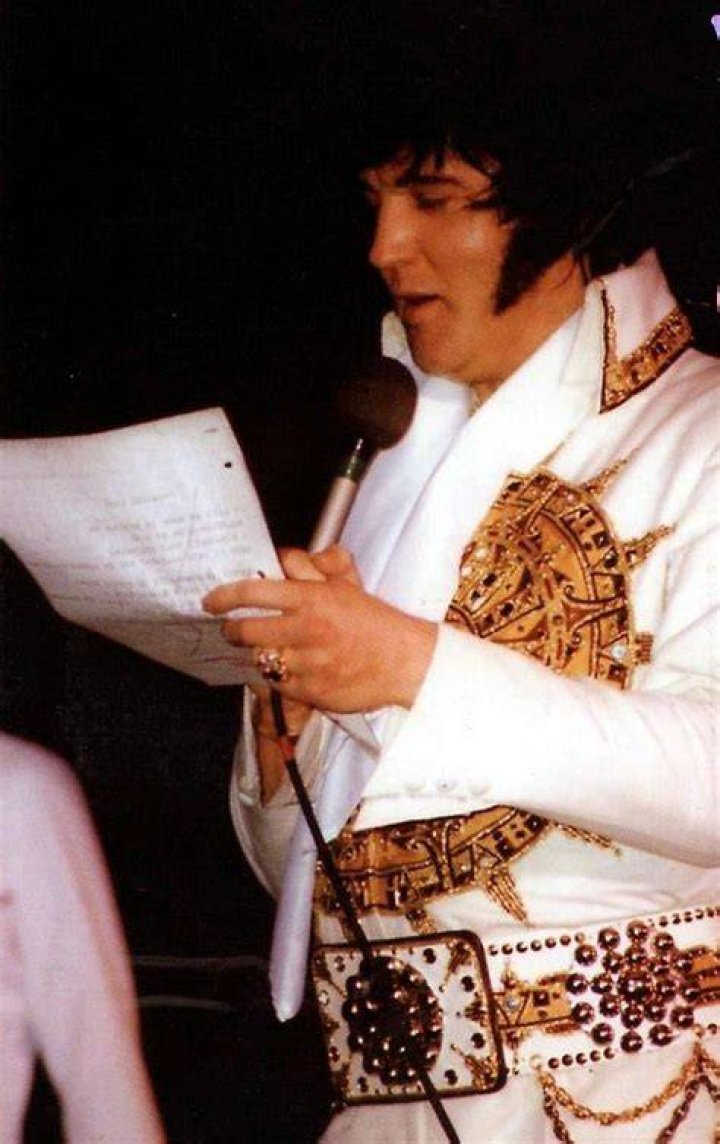 Elvis on stage in Charlotte in february 20 1977. Receiving gifts from