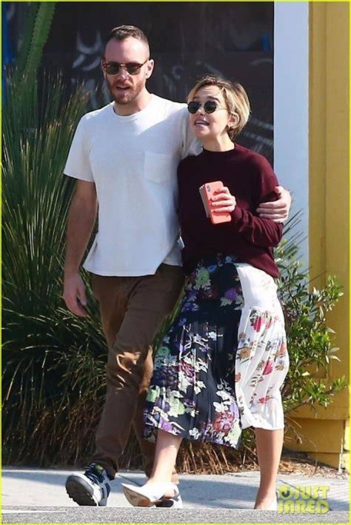 Emilia Clarke and boyfriend Charlie McDowel Out in Venice 04 GotCeleb