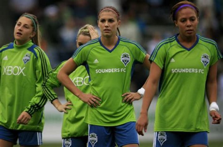 Former Sounders Servando Carrasco & Alex get Engaged Sounder
