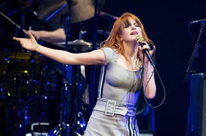 Hayley Williams Pays Tribute to Tina Turner, Sings ‘What’s Love Got to