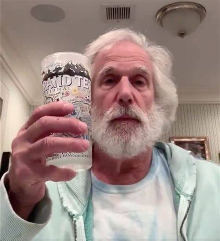 Henry Winkler shades Trump by performing feat of drinking water one