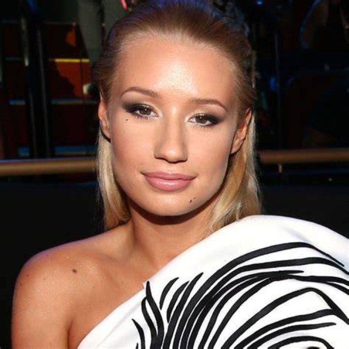 Iggy Azalea gets a lick from boyfriend Nick Young on Billboards red