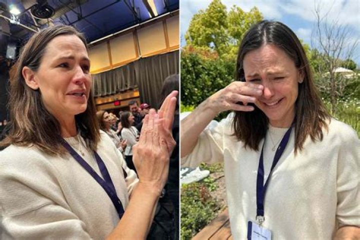 Jennifer Garner cries as her and Ben Affleck&rsquo;s daughter graduates