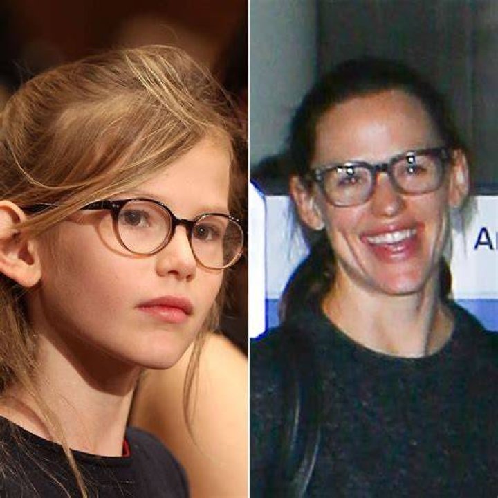 Jennifer Garner Violet Look Alike