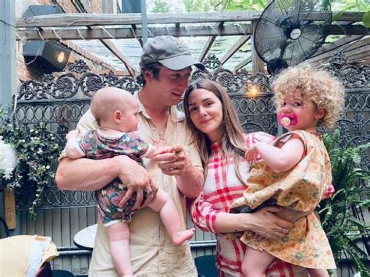 Jeremy Allen White wife kids parents Familytron