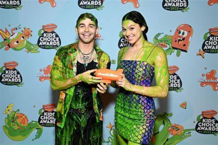 Kids Choice Awards 2022 Memo Ochoa es reconocido y ba&ntilde;ado con el slime