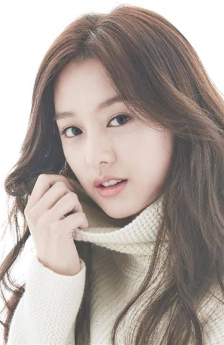 Kim Ji Won joue dans de superbes nouvelles photos de profil avant le
