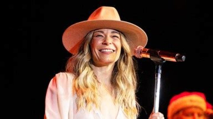 LeAnn Rimes Suffers Vocal Cord Bleed, Postpones Shows