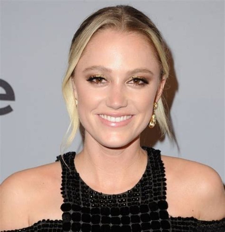 Maika Monroe Age, Height, Net Worth, Boyfriend, Dating, Measurements