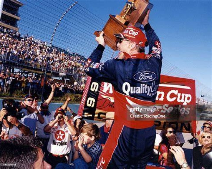 Photo Dale Jarrett, with his wife and child by his side