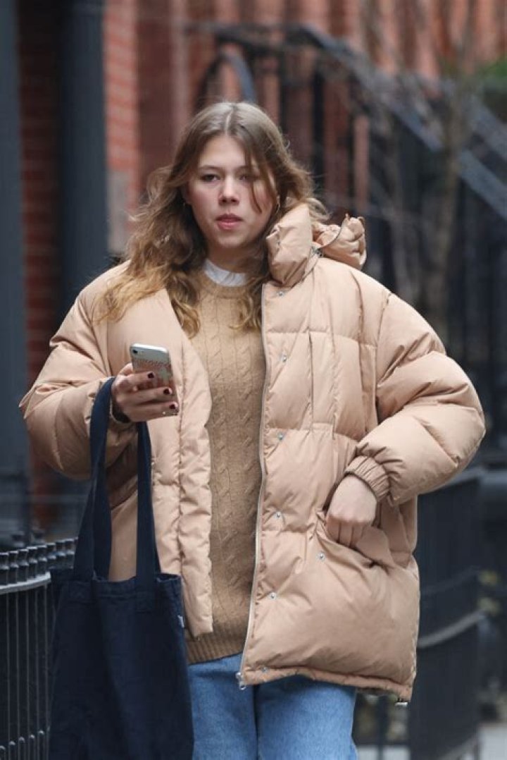 Photo Exclusif Matilda Ledger (Fille de Heath Ledger) se prom&egrave;ne