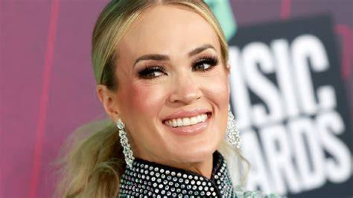 PHOTOS Carrie Underwood Gets Matching Tattoos With 74YearOld Mom And