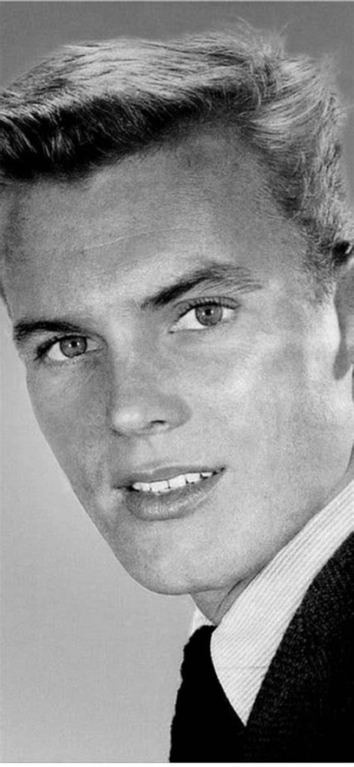 Pin on HOLLYWOOD HEART THROBS