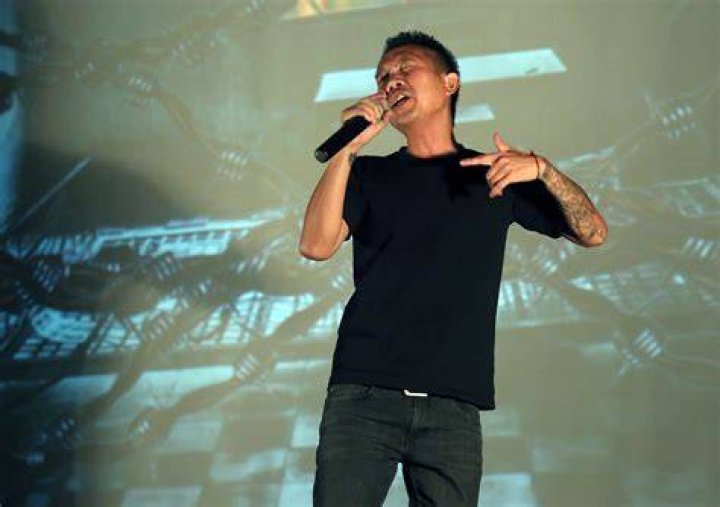 praCh Ly performs 'Dalama,' perhaps for the last time &bull; the Hilo