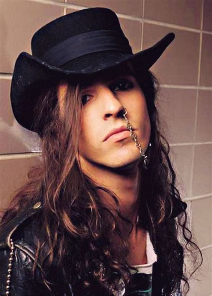 Rachel Bolan whit black hat Skid row, Big hair bands, 80s hair bands