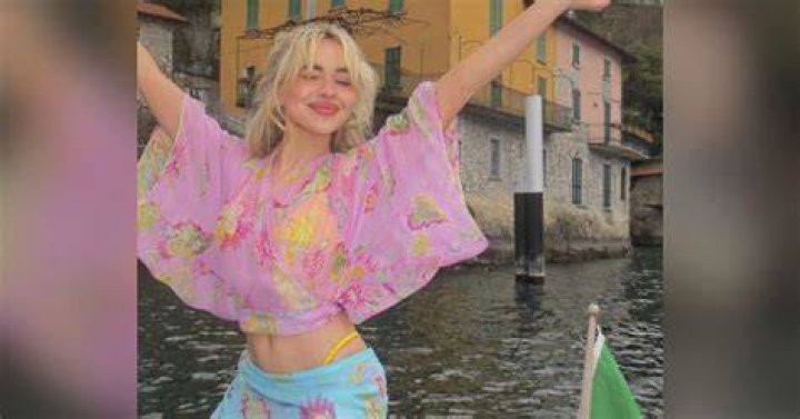 Sabrina Carpenter Flaunting Her Tummy r/CelebrityBelly
