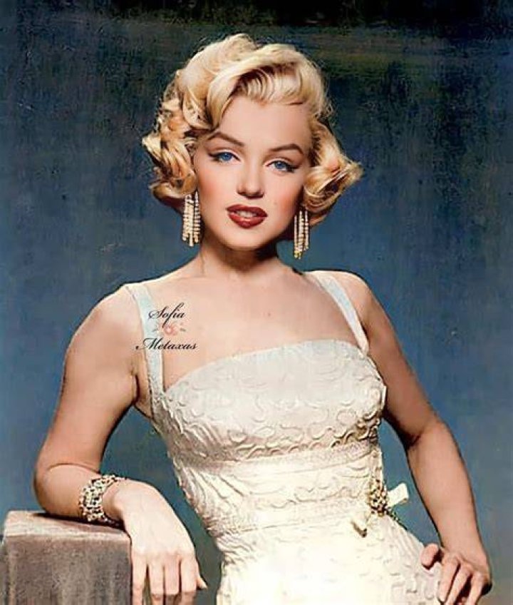 satnin Marilyn Monroe photographed by Jock Carroll, 1952. in 2022