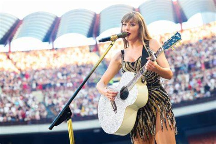 Taylor Swift’s guitarist performs national anthem prior to Guardians