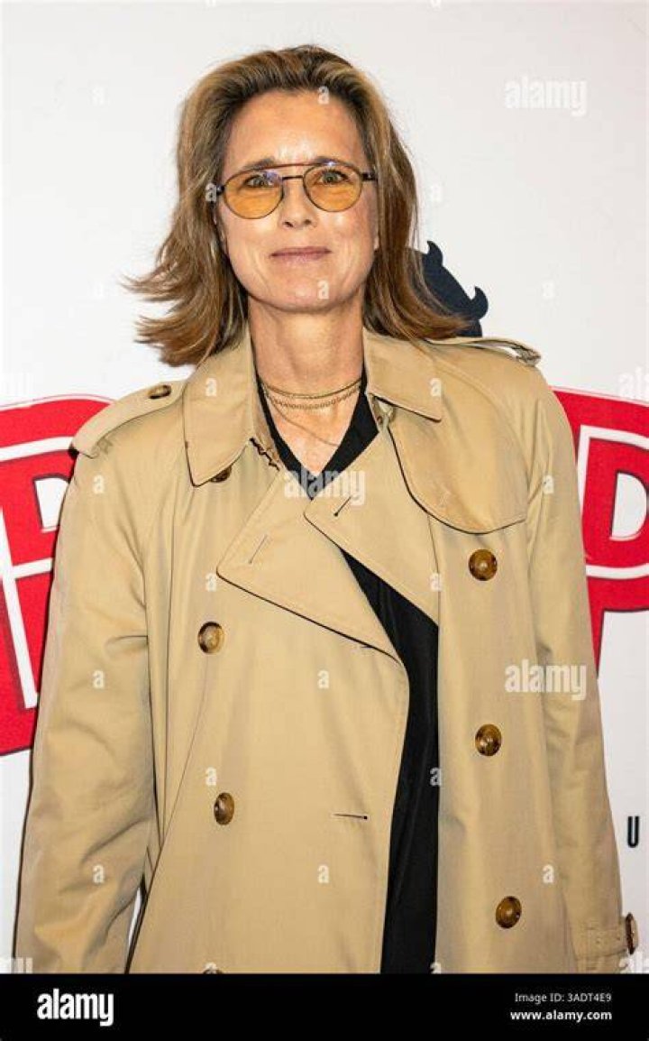 Téa Leoni Walks Red Carpet with Teenage Children