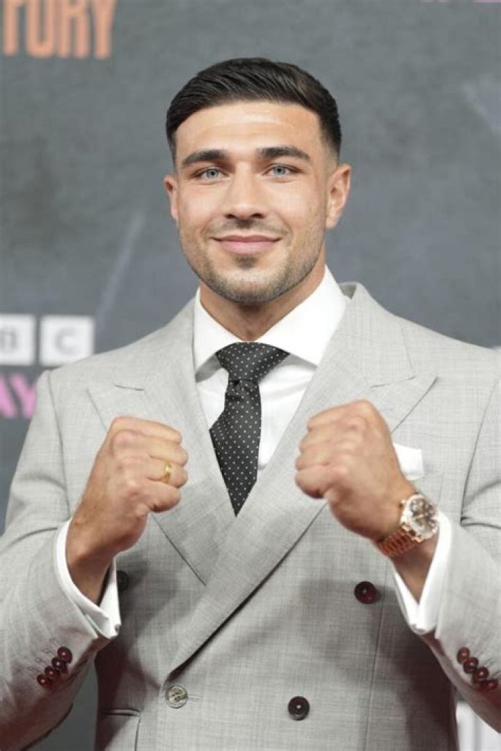 Tommy Fury's Height, Weight, Age, Reach, and Record Every Stat in the