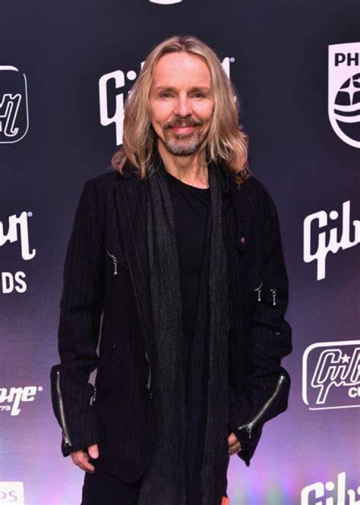 Tommy Shaw Age, Net worth BioWiki, Wife, Kids, Weight 2023 The Personage