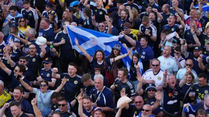 Two Scots fans of TV&rsquo;s Narcos met Pablo Escobar&rsquo;s nephew on tour of